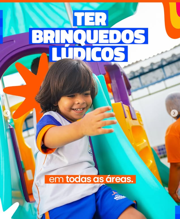 Criança brincando em um escorregador, com a mensagem: Ter brinquedos lúdicos em todas as áreas.